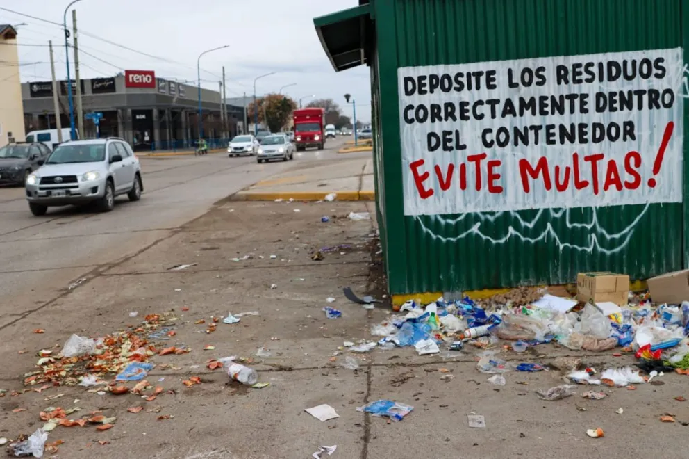 En el Punto Limpio de 9 de Julio y La Pampa, donde las advertencias están claras. Foto: (Tania Domenicucci)