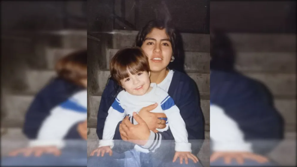 El joven compartió fotos de él junto a su madre cuando vivían en Roca. 