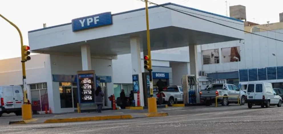 La empresa YPF fue una de las primeras en aumentar. Foto: (Tania Domenicucci)