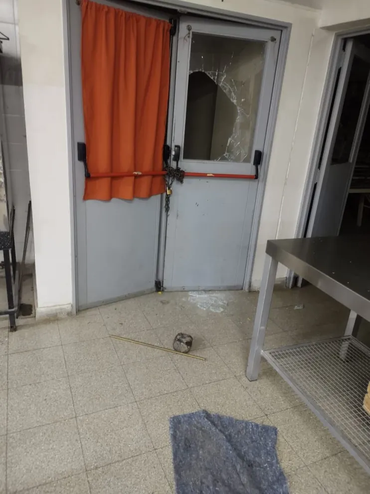 Así quedó la puerta de acceso a la cocina de la Escuela 35 “Cuatro Galpones”, tras el ingreso de los autores del robo. Foto (gentileza)