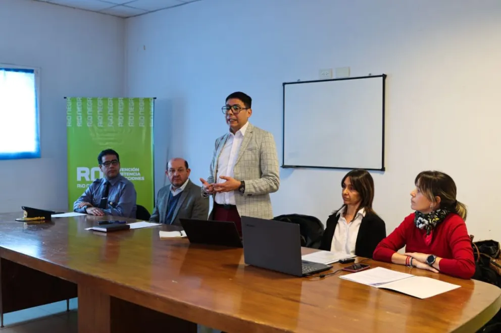 De izq. a dcha: comisario inspector José González, comisario mayor retirado Dante Bressan; Jaison Guzmán Contreras, y las mediadoras comunitarias Cristina Ramos y Marianela Gadano. Foto (Tania Domenicucci-ANR)