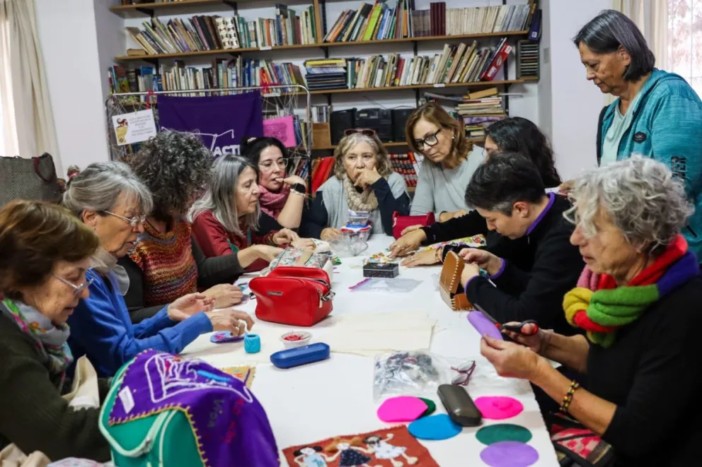 Se reúnen los miércoles a las 16:30 en la biblioteca Lucía Epullán del barrio Villa Obrera, donde trabajan en diferentes proyectos de bordado.  Foto: Tania Domenicucci. ANRoca 