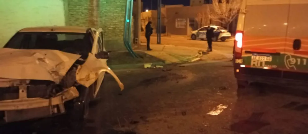 El auto terminó con daños severos luego de que el conductor se subiera a la vereda y chocara contra un poste. Foto (gentileza)