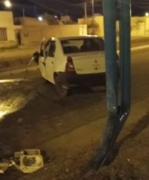 El poste de alumbrado result&oacute; afectado pero no se cort&oacute; la enenerg&iacute;a. Foto (gentileza)