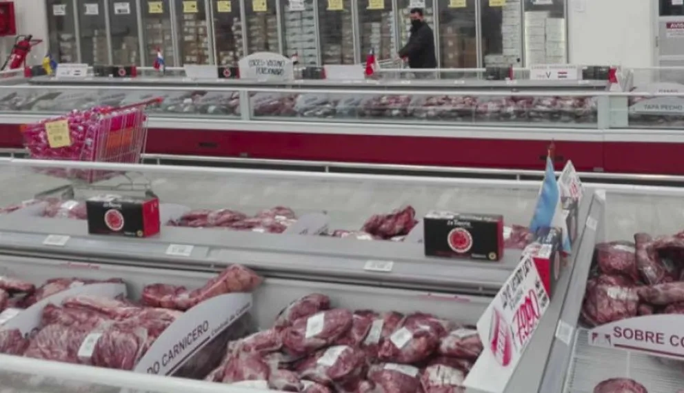 Cortes de carne argentina en g&oacute;ndolas de supermercados chilenos, antes de la reciente suspensi&oacute;n de importaciones dispuesta por el SAG. Foto (DelPuebloRadio)