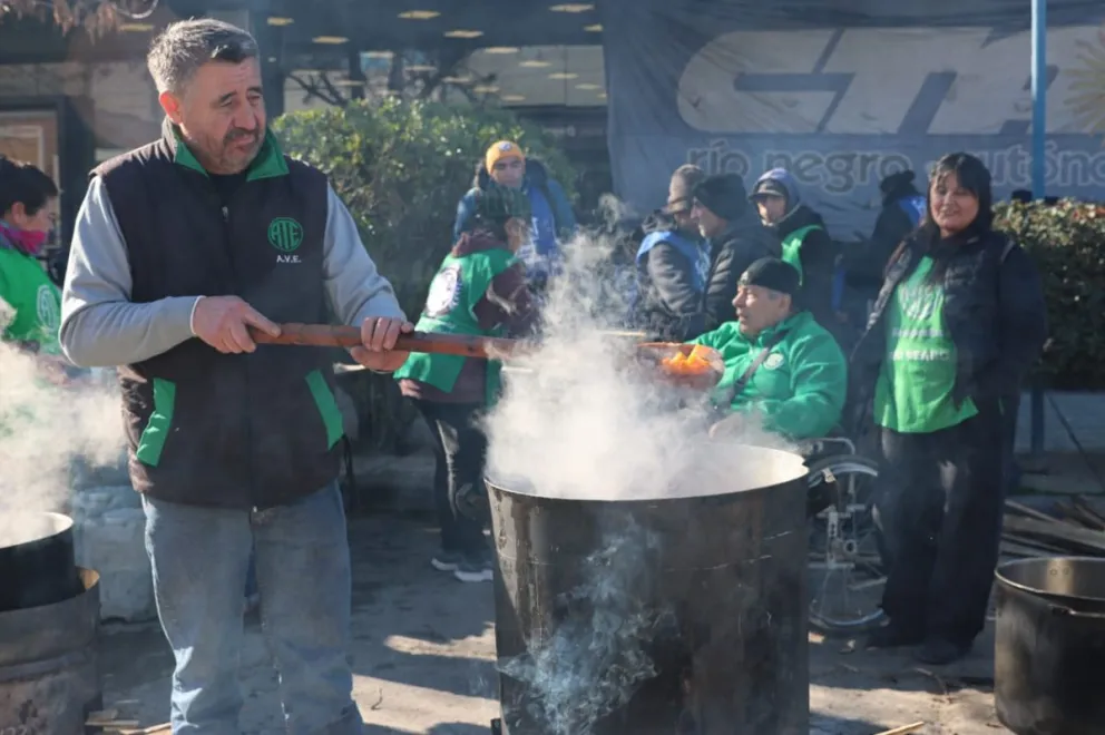 Trabajadores y jubilados compartieron una olla popular frente a la sede de PAMI en Roca, durante una protesta convocada por ATE. Foto (Tania Domenicucci-ANR)