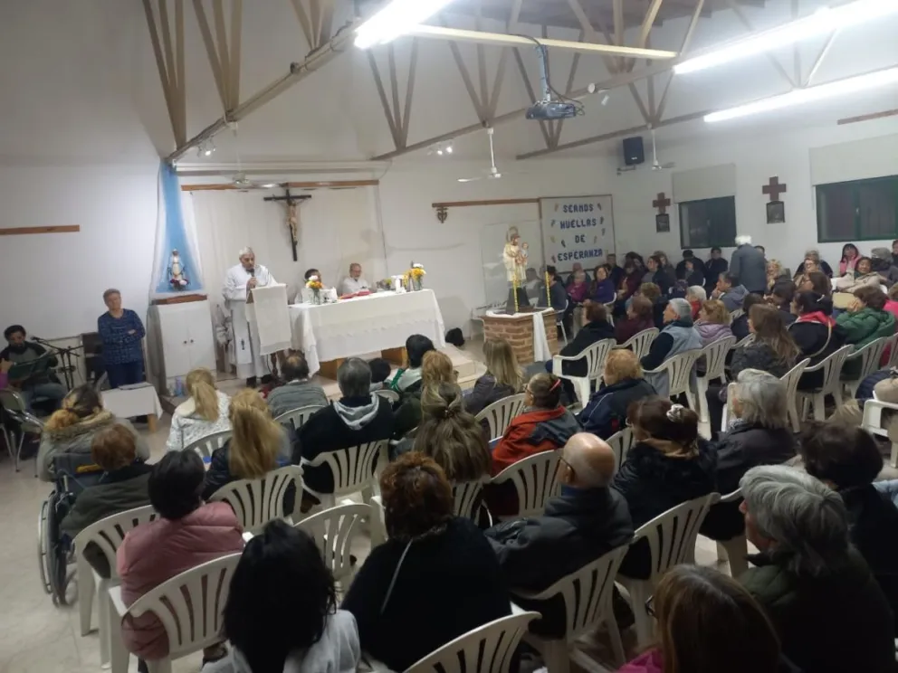 La gente se agolpo en las puertas ya que la capilla estaba repleta . Foto. Tania Domenicucci. ANRoca 
