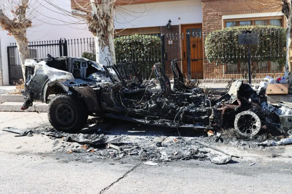 El vehículo terminó destruido, pero a pesar de las llamas no hubo heridos. 