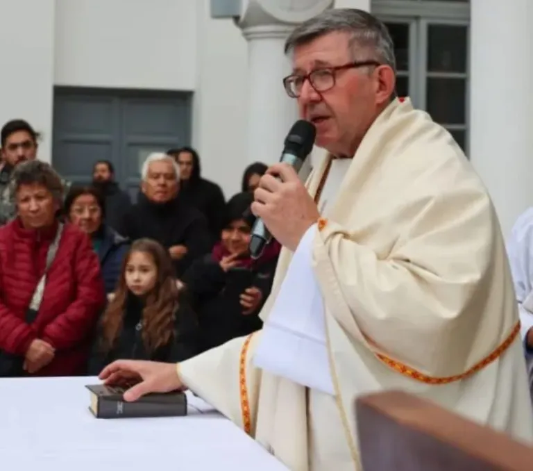 Alejandro Benna lleg&oacute; a Roca como obispo en 2021 y se fue en 2025. Foto (Tania Domenicucci-ANR)