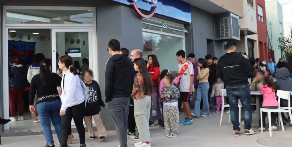 Muchas personas aguardaron por varios minutos para estar primeros en la fila. Foto: (Tania Domenicucci)