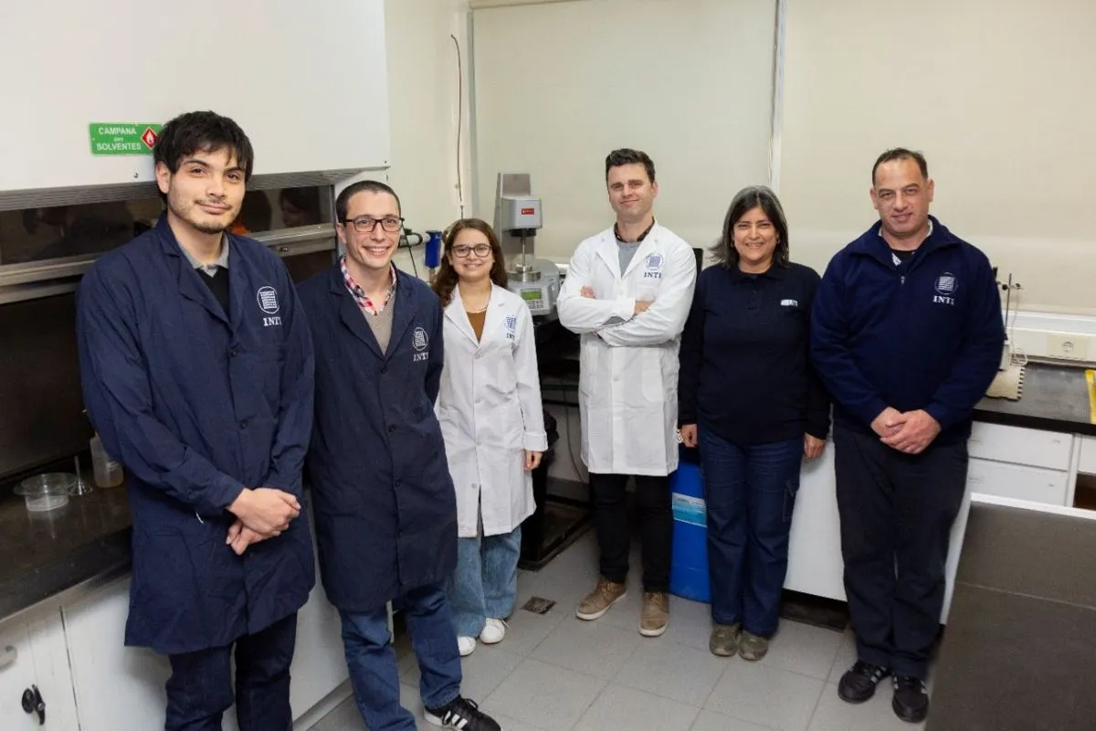 Equipo técnico del Departamento de Materiales Compuestos del INTI, responsable de las pruebas que certificaron la placa de cáñamo. Foto (desarrolladores)