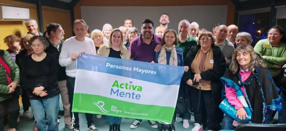 Integrantes de centros de jubilados de Roca junto a Fernando Henríquez, Franco Ávila y Agustina Madariaga, durante el encuentro provincial. Foto (gentileza)
