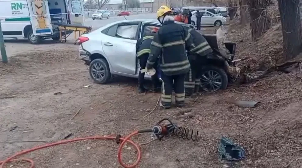 Bomberos trabajaron para rescatar al conductor del Toyota Yaris que chocó contra un camión en Allen. Foto (gentileza)