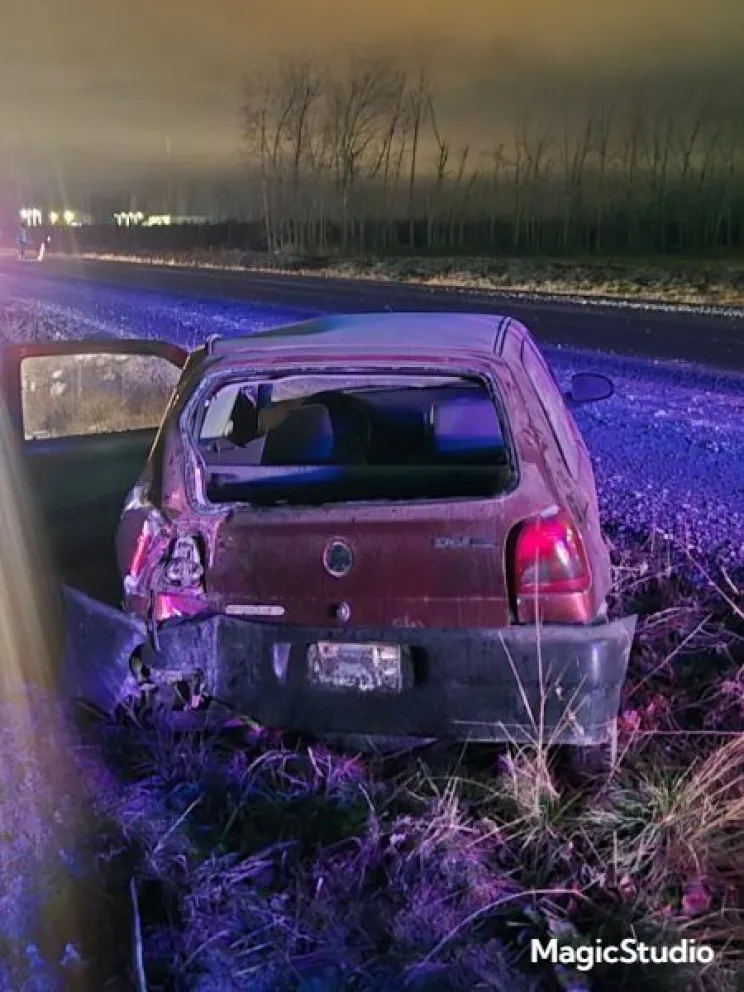 El Volkswagen Gol Power terminó en la banquina norte tras ser impactado en la parte trasera, en un accidente ocurrido esta madrugada en la Ruta 22. Foto (Gentileza)