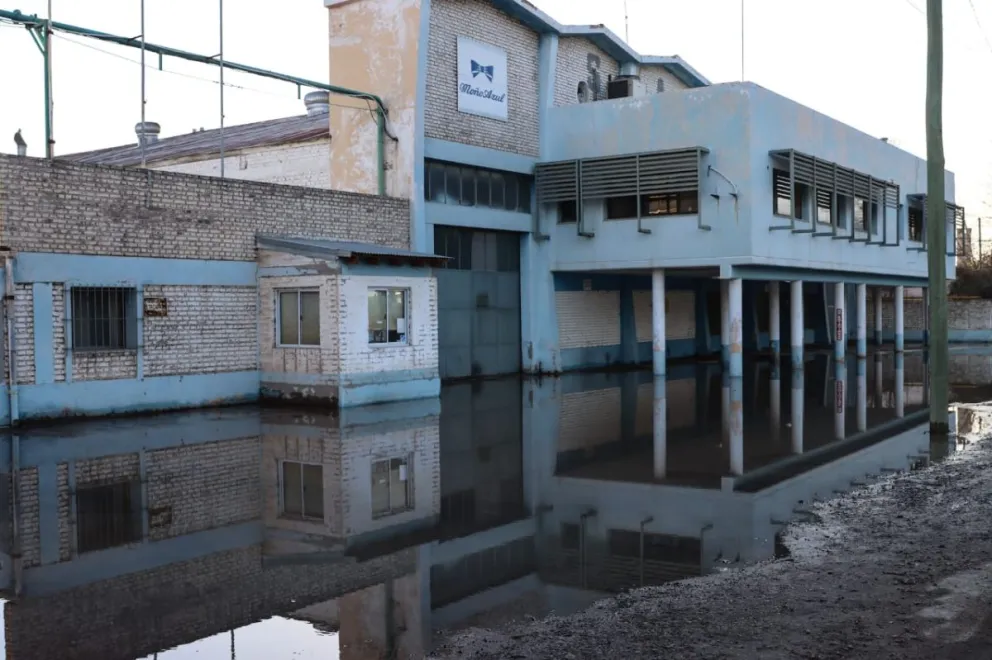 El agua cubre parte de la calle y dificulta la circulación en el sector. (Fotos Tania Domenicucci-ANR)
