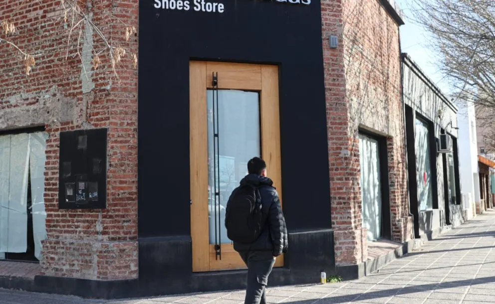 El local sacó los pocos productos de exhibición y empapeló las ventanas. (Foto Tania Domenicucci)