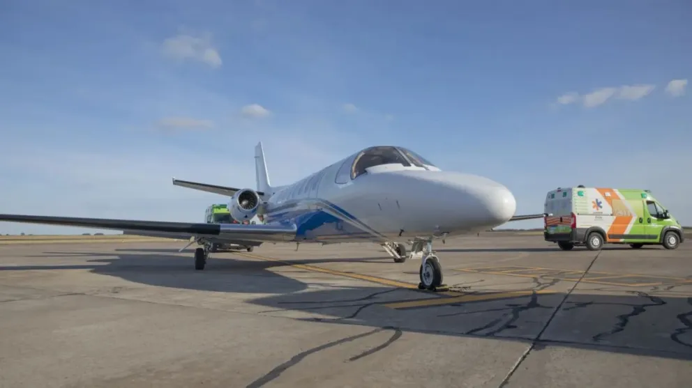 Dos aeronaves sanitarias llegaron al aeropuerto de Roca que operó de manera segura y garantizó los vuelos.