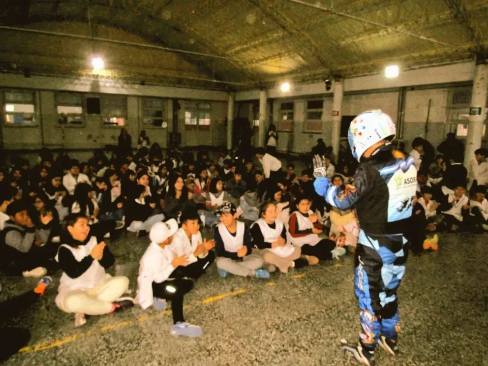 Niños, niñas y docentes escucharon con entusiasmo al piloto Tango. Fotos gentileza Todo Noticias Roca.