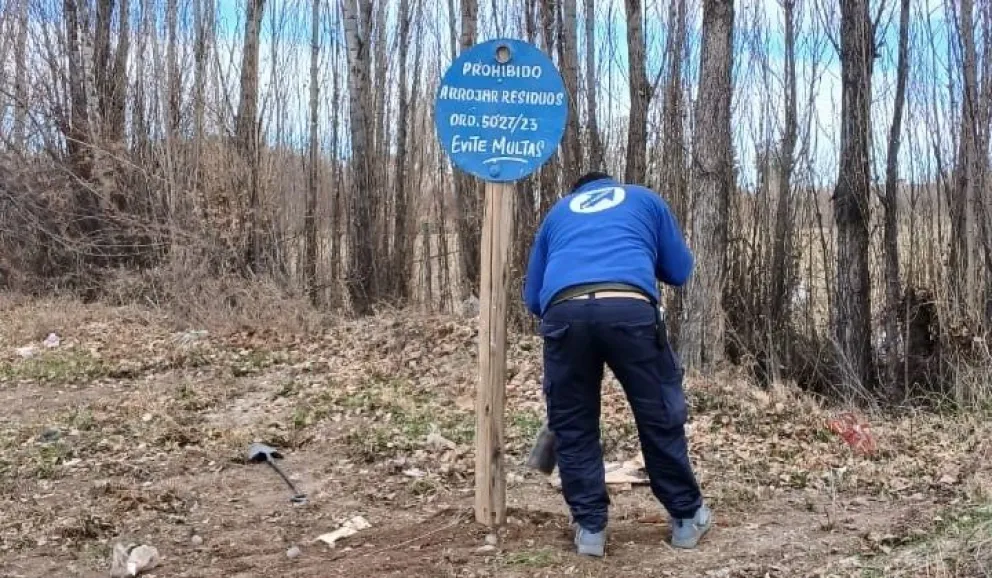 El Municipio de Roca avanzó con la limpieza de nuevos sectores donde se hallaron residuos. 