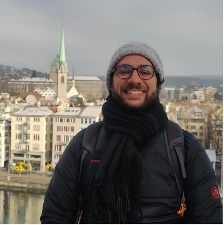 Ezequiel, con Z&uacute;rich de fondo, donde trabaja como investigador postdoctoral en la universidad local. Foto (gentileza Ezequiel)