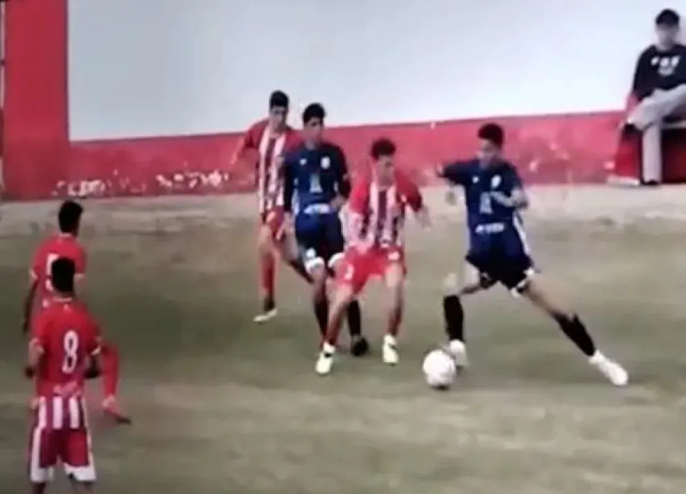 El momento de la lesión: el futbolista del Deportivo Rincón va a disputar la pelota con el codo levantado. El "3" de Independiente recibirá el impacto en la mandíbula. Foto (captura de pantalla).