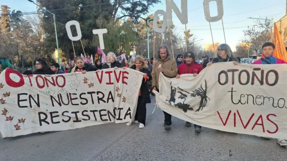 Familiares y allegados marcharon por las calles de Cipolletti. Denunciaron un encubrimiento judicial y policial. Foto (Cipo360 -Daniela Luján).