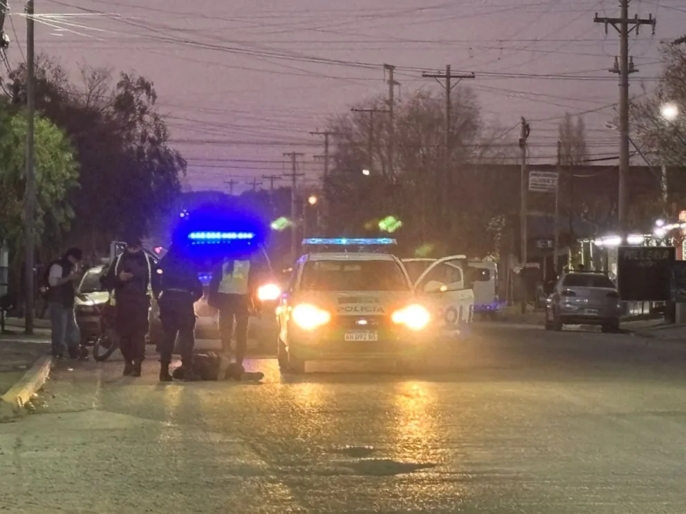 El conductor de una motocicleta 110  impactó a un joven que frenaba por el operativo y, metros después, embistió a la agente de Policía. Foto (Gentileza)