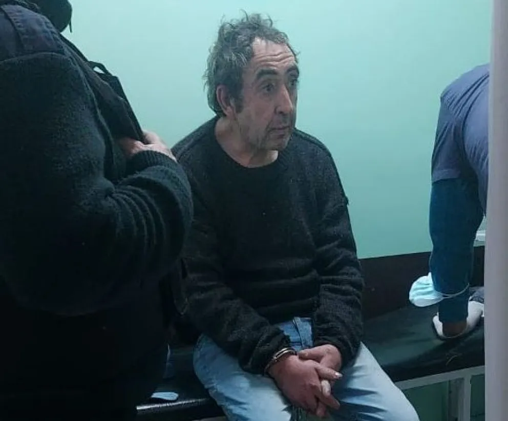 Carlos Alberto “Turco” Mehdi, detenido en Lamarque, durante el procedimiento policial en el que fue requisado y trasladado a sede judicial. Foto (Gentileza).