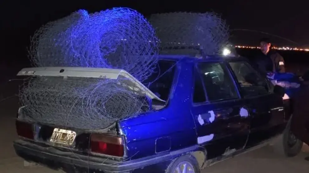 Los hombres mayores de edad fueron detenidos cuando huían del Aeropuerto llevándose alambrado. Foto (Gobierno de Río Negro)