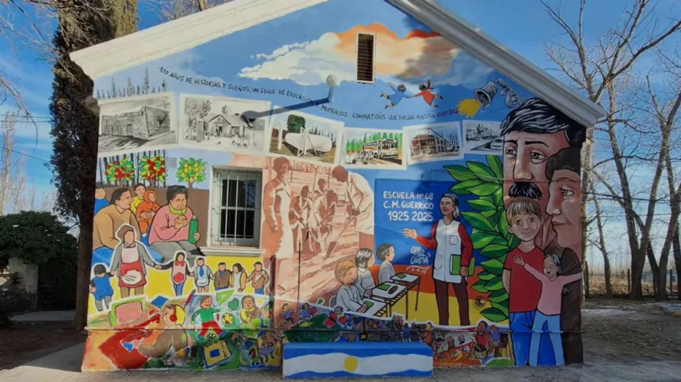 Chelo Candia plasmó en un mural la memoria colectiva de quienes pasaron por las aulas. (Foto gentileza)