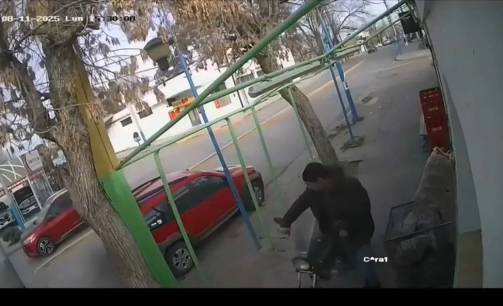A una semana del robo, un ferretero de la ciudad continúa en la búsqueda de su motocicleta.