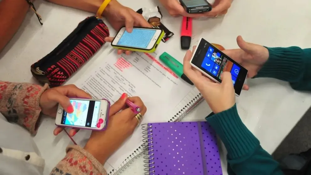 La iniciativa indica que los celulares deberán estar "fuera del alcance y la vista". 