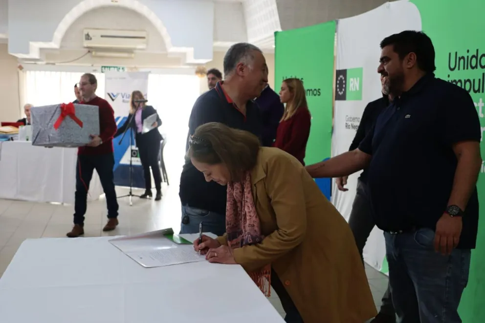 La firma se llevó adelante en un acto oficial del gobierno provincial. Foto: (Tania Domenicucci)