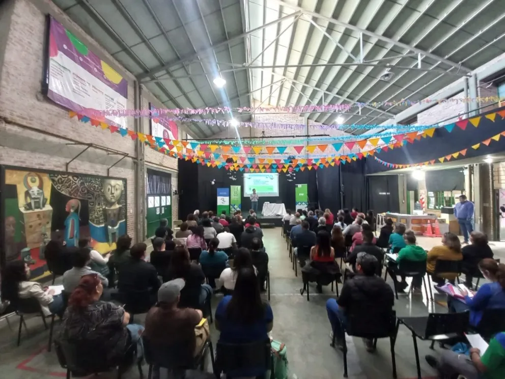 El acto se realizó de manera simultánea en distintas ciudades, incluyendo General Roca. (Foto Tania Domenicucci)