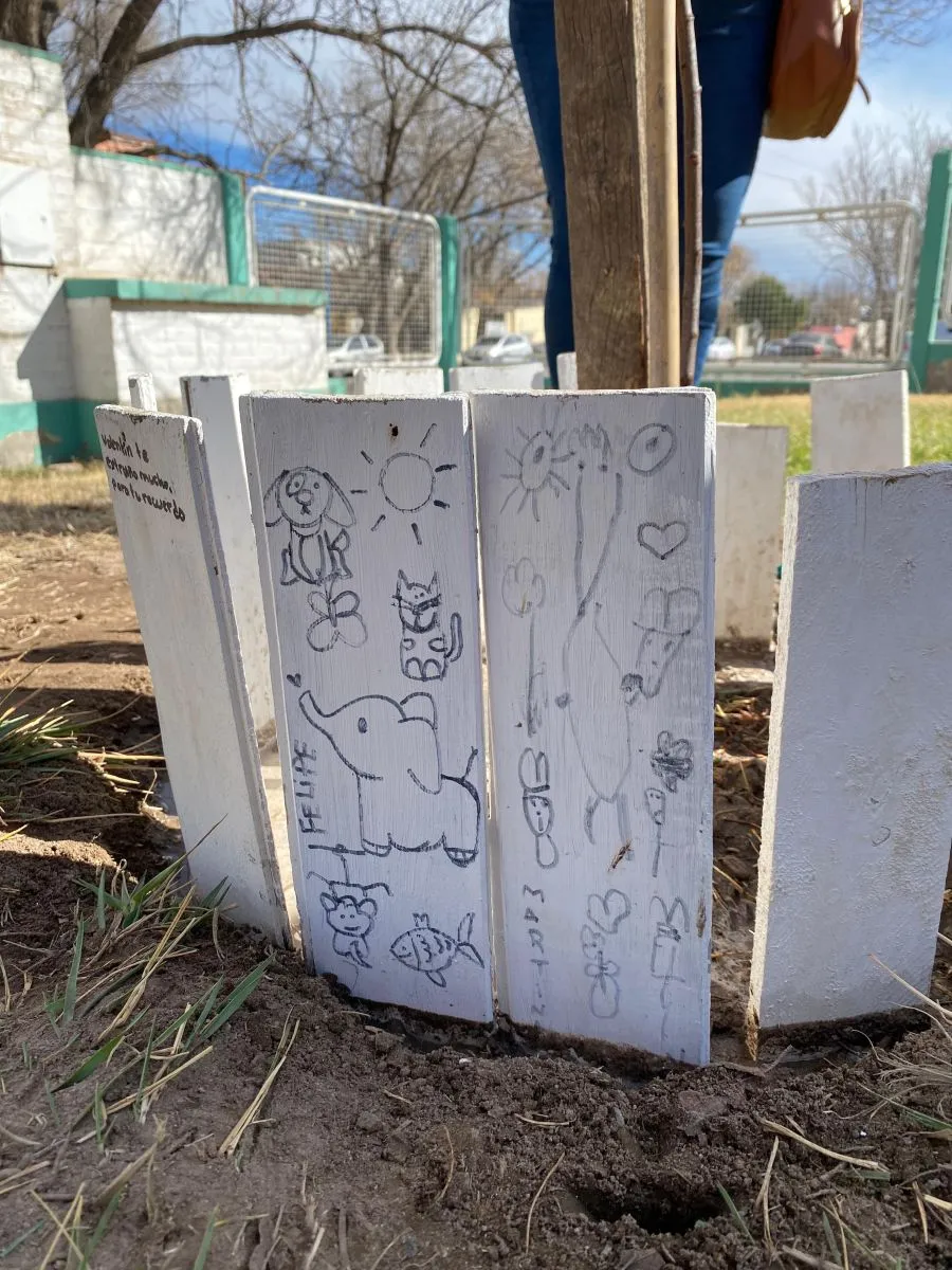 Los ni&ntilde;os y ni&ntilde;as hicieron dibujos en maderas para rodear el &aacute;rbol. Foto (gentileza)