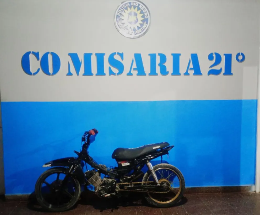 La motocicleta en la que se trasladaban los dos jóvenes. Foto: Policía de Río Negro