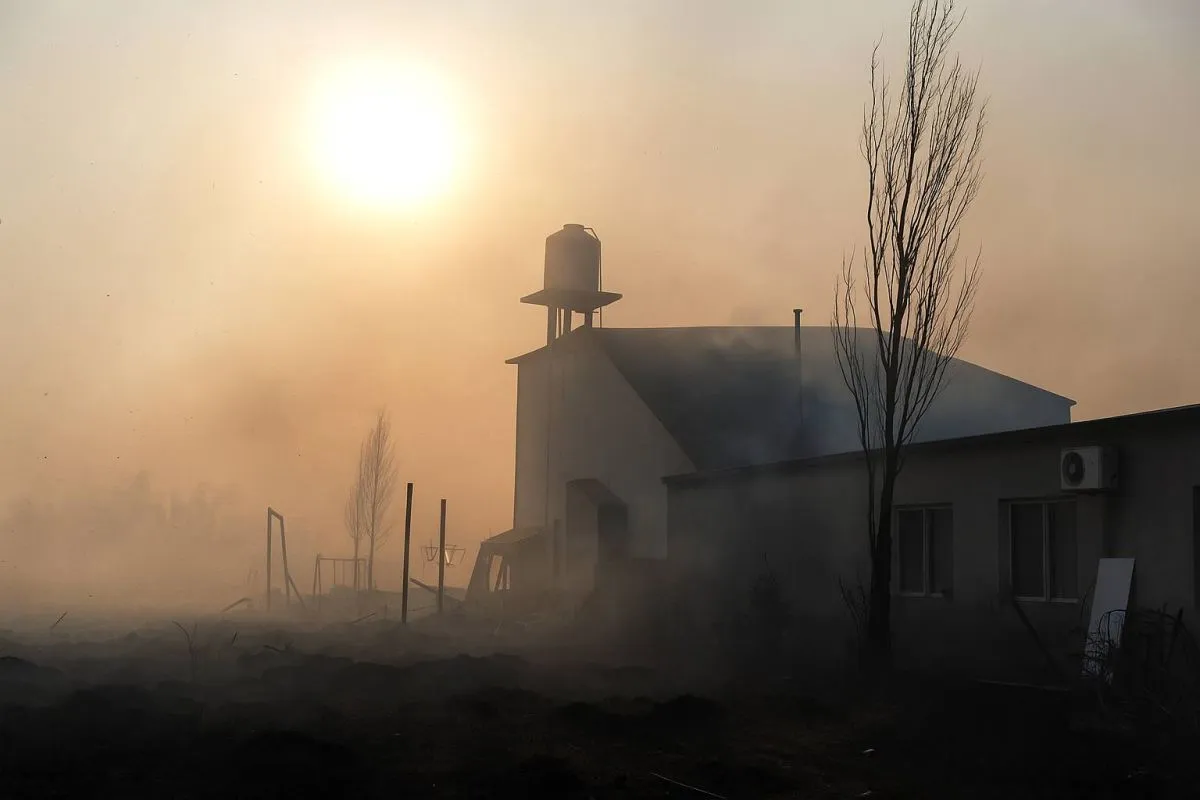 El fuego se extendi&oacute; hasta el sector de viviendas