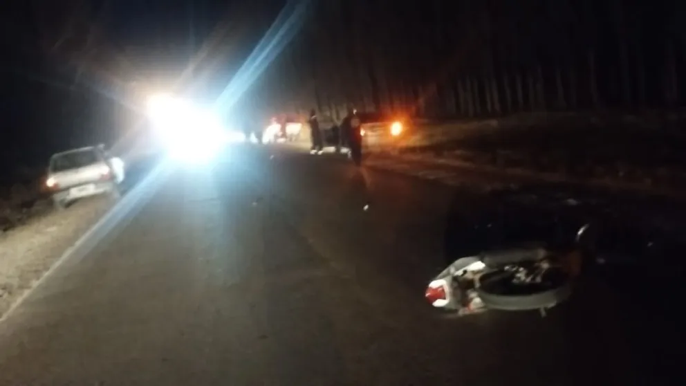 La moto quedó tirada sobre el asfalto de la calle Canale. Foto. ANRoca