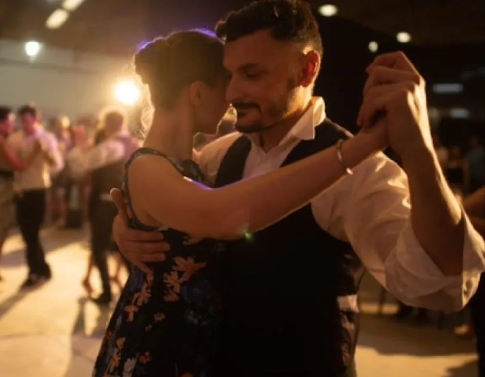 Martín Rodríguez, con más de dos décadas de trayectoria, combina su carrera artística con la docencia en tango en distintas ciudades del Alto Valle. Foto (Gentileza)