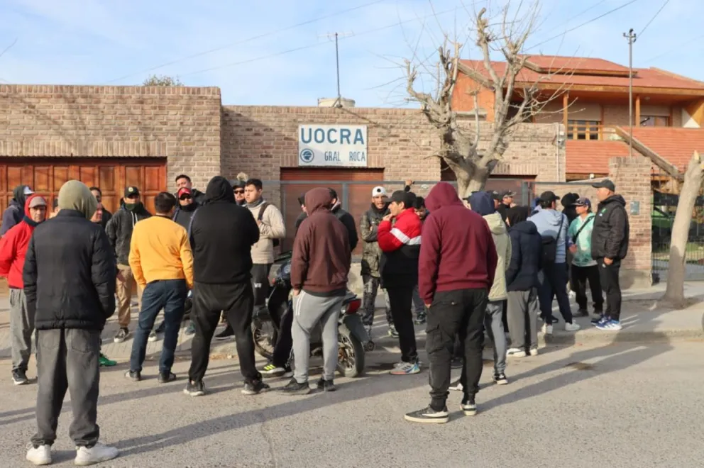 Tensión frente a la sede de la Uocra (Foto Tania Domenicucci-ANR)