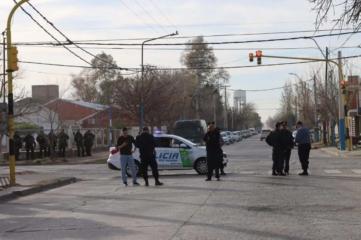 Tension frente a la sede de la Uocra (Foto Tania Domenicucci-ANR)