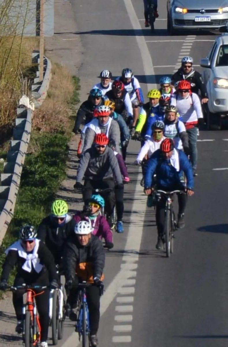 El pelot&oacute;n que acompa&ntilde;a a Alejandro en sus traves&iacute;as. Foto (Gentileza)