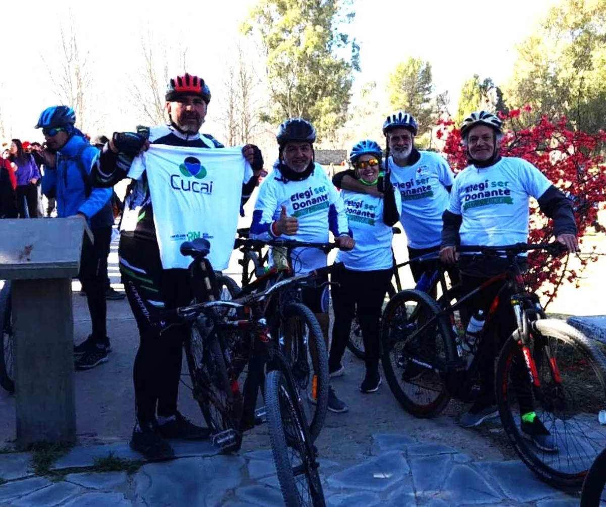 El pelot&oacute;n que acompa&ntilde;a a Alejandro en sus traves&iacute;as. Foto (Gentileza)