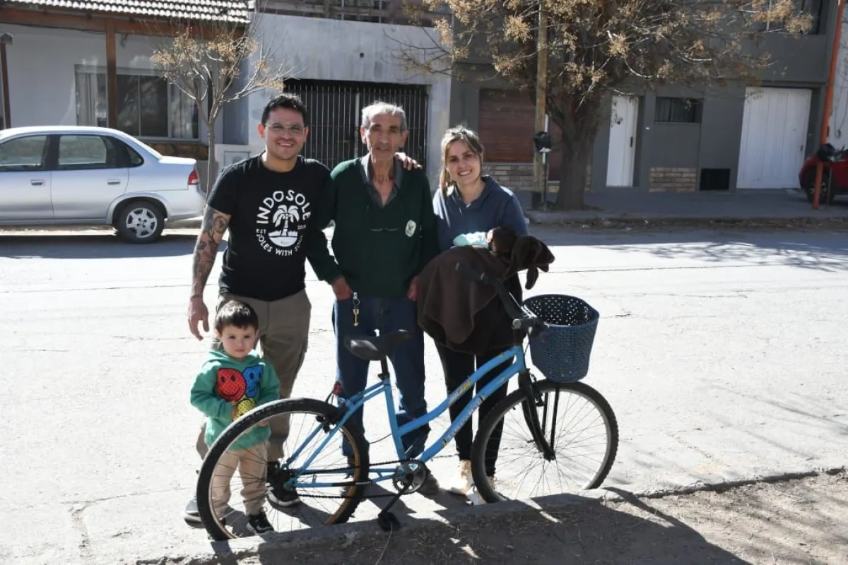 Diego y Jenifer junto a H&eacute;ctor en Roca, con la bici 701. Foto: Elias Laciar