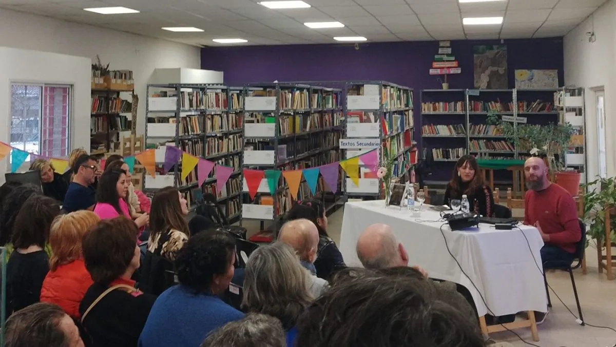 Jos&eacute; Luis Mancini durante la presentaci&oacute;n del libro en la biblioteca Lucia Epull&aacute;n