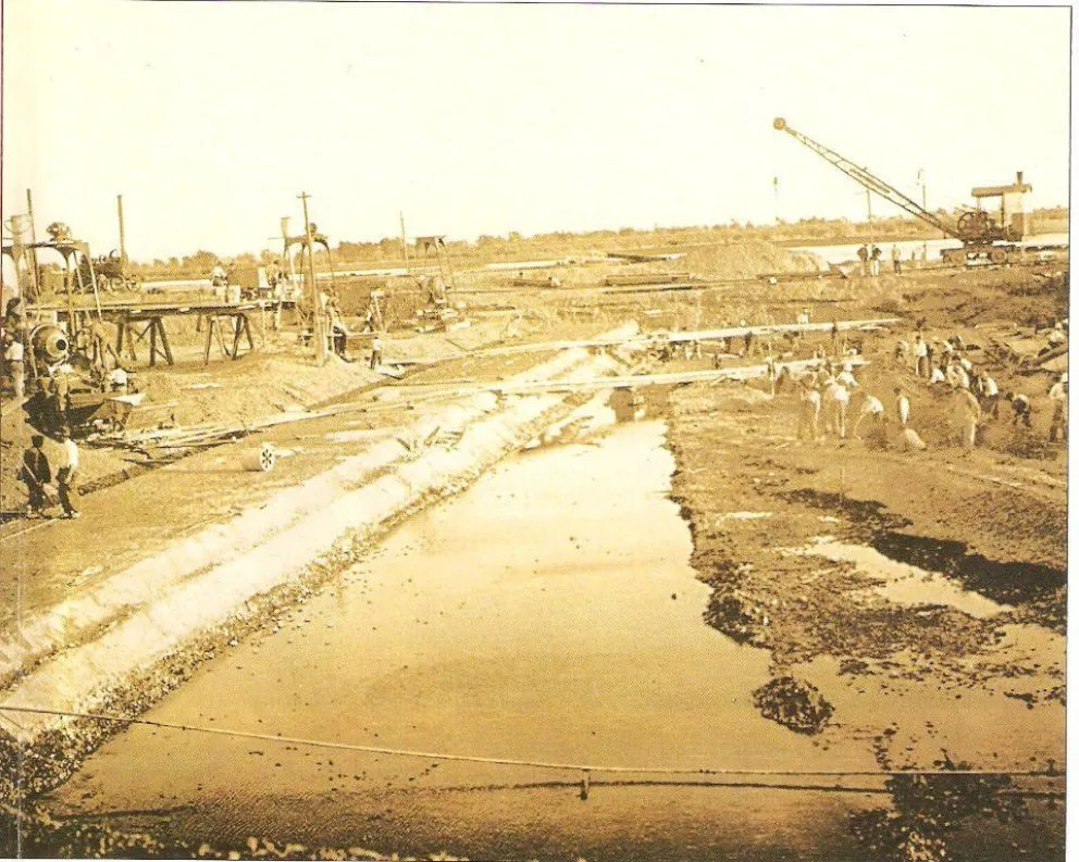 La imagen registra la construcci&oacute;n del canal principal. Foto archivo.