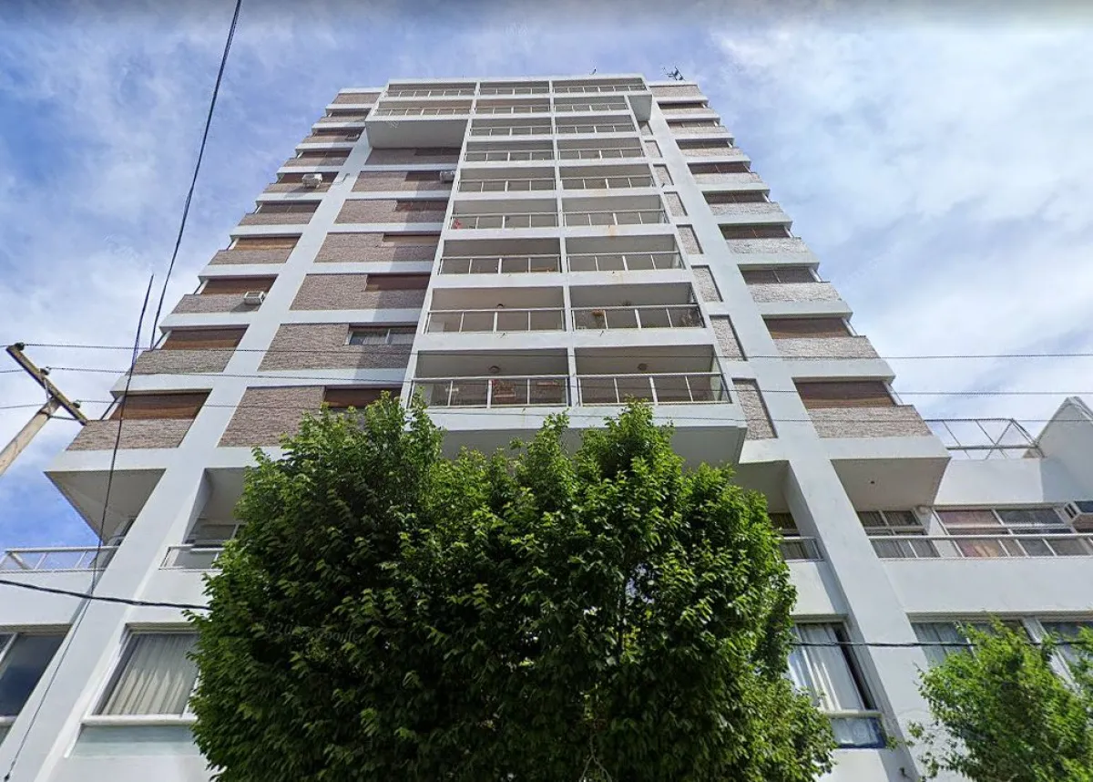 El edificio Rucapel, un cl&aacute;sico del centro roquense desde los 70. Foto archivo.