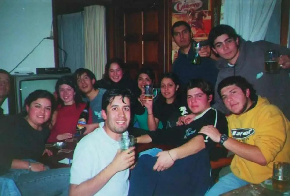 Los estudiantes en una reuni&oacute;n en el a&ntilde;o 2002. Foto (culturademontania.org.ar)