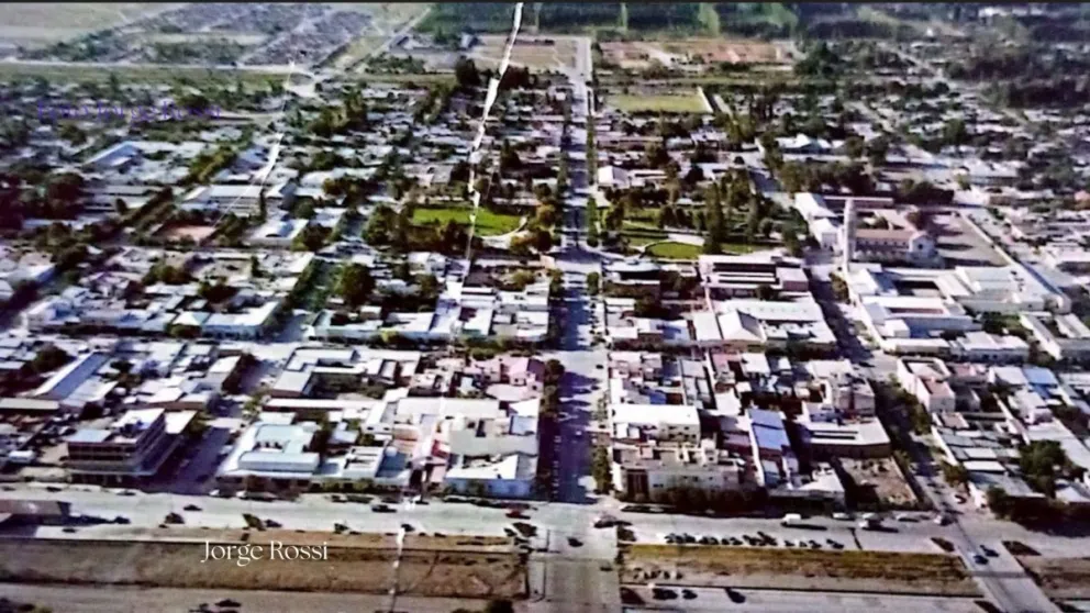 Vista aérea de Roca hace seis décadas: se distinguen la Catedral, las plazas San Martín y Belgrano, y el Canal Grande marcando el límite de la ciudad. Foto (Gentileza Jorge Rossi).