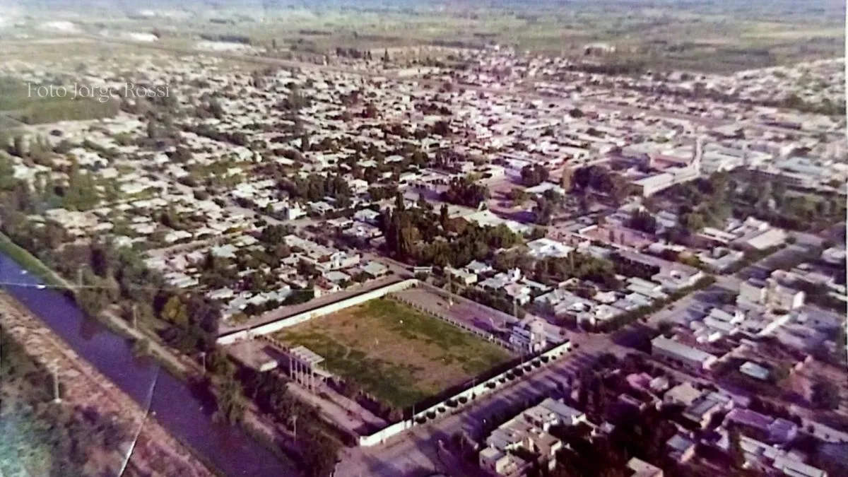En primer plano, la cancha del Tiro Federal junto al Canal Grande. Al fondo, la Catedral y las plazas San Mart&iacute;n y Belgrano marcan el centro de la ciudad. Foto (Gentileza Jorge Rossi).